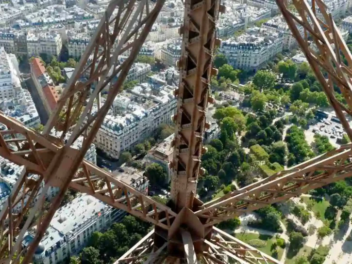 Ponte sospeso Tour Eiffel: esperienza “nel vuoto” fino a maggio 2026