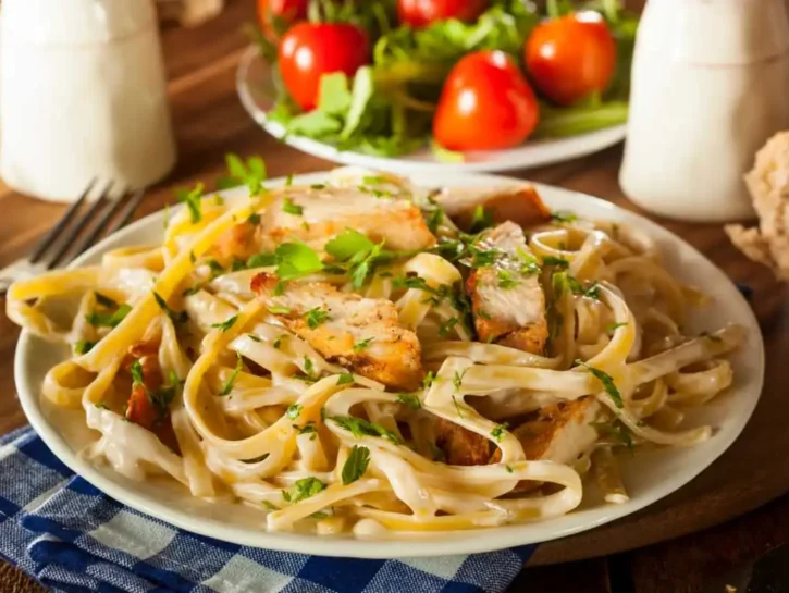 Fettuccine Alfredo con pollo croccante