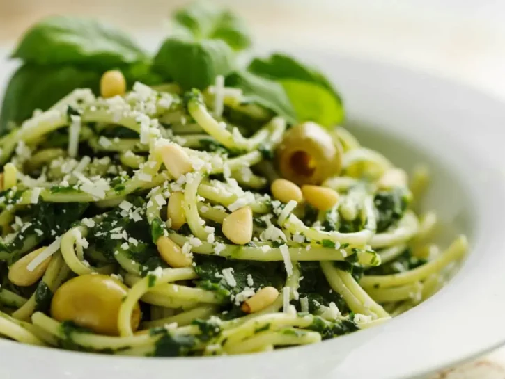 Pasta con spinaci, olive, basilico e pinoli
