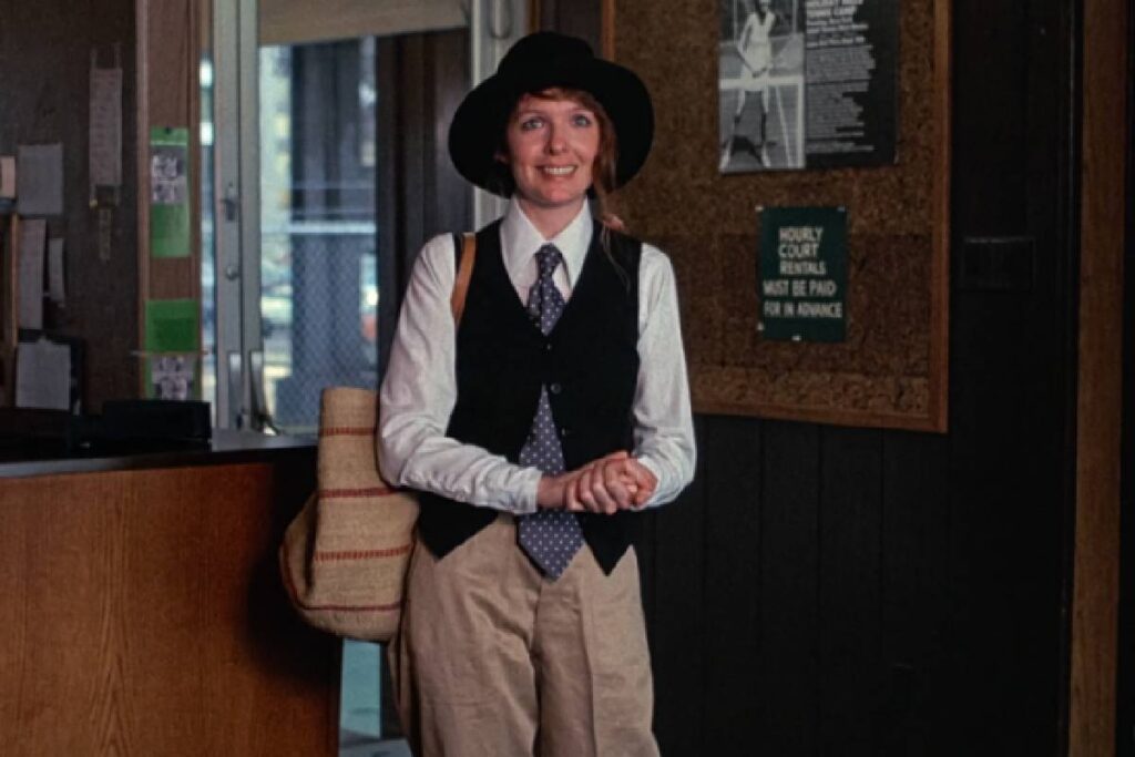 Diane Keaton con cravatta e gilet