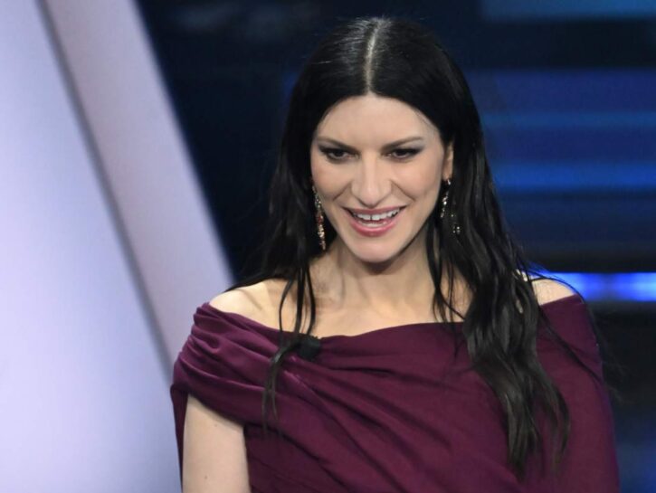 Laura Pausini e il messaggio contro l’alcol al concerto: l’ironia che fa riflettere