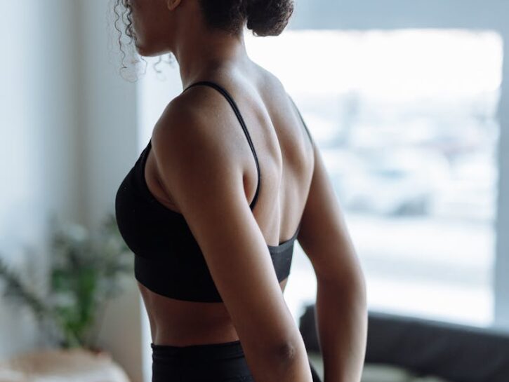 Stop al mal di schiena: la routine di stretching che funziona davvero