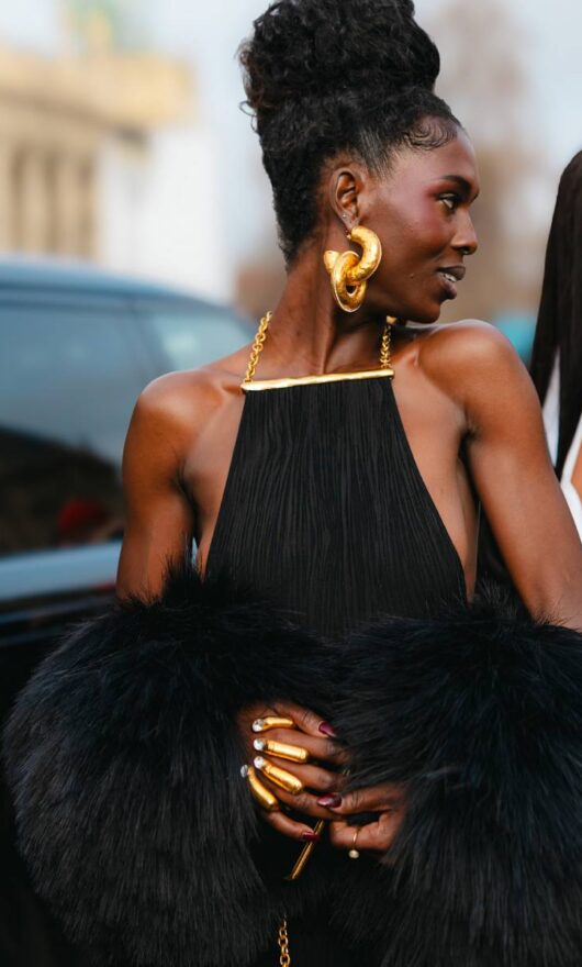 Sì, il mono-orecchino è tornato. Guida shopping al gioiello must-have del momento