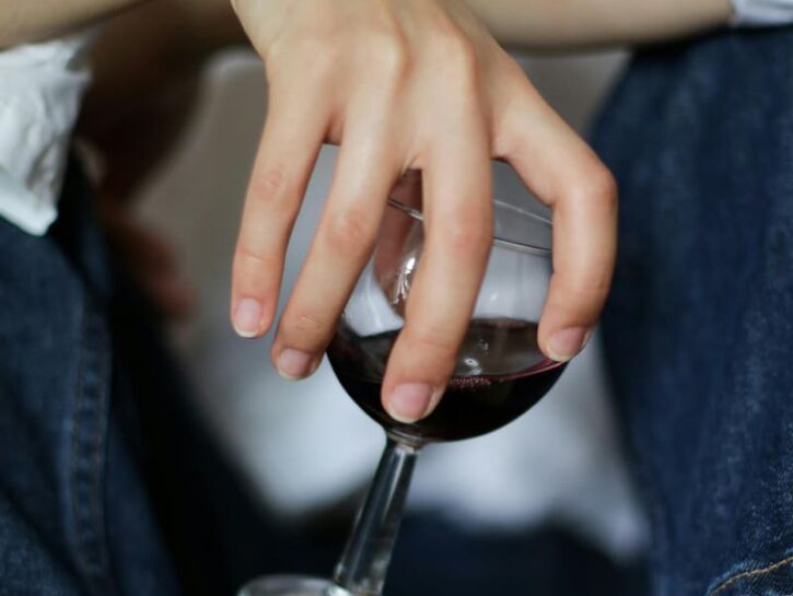 “Bevevo per non sentire”: la storia di una dipendenza e il rischio tra i giovani