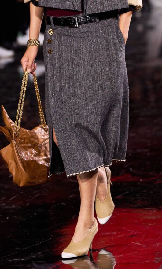 Le scarpe con lo scollo a V sono la tendenza che arriva dritta ai nostri piedi