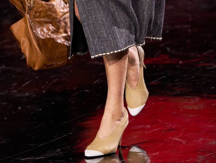 Le scarpe con lo scollo a V sono la tendenza che arriva dritta ai nostri piedi