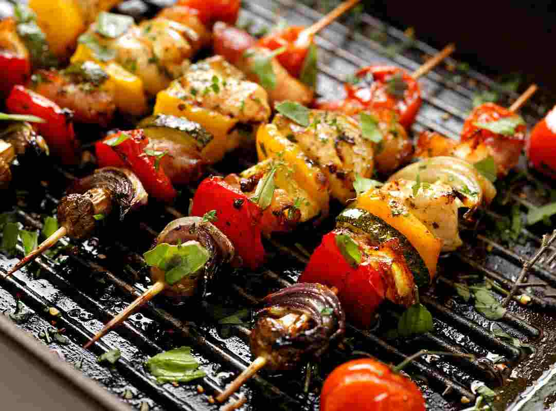 spiedini di carne e verdure su griglia