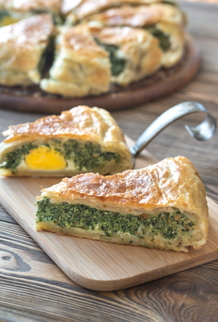 Fette di torta pasqualina su tagliere