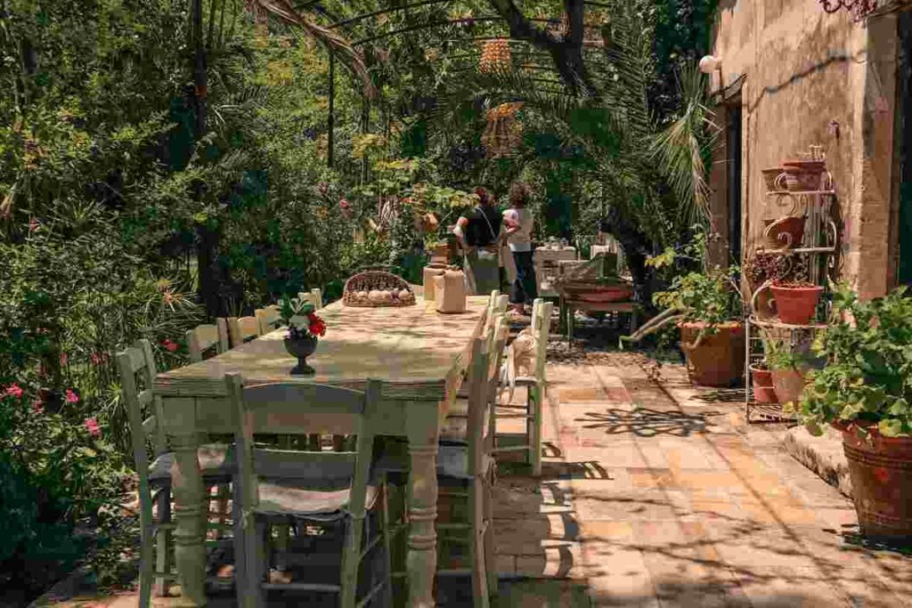 tavola in giardino sotto il pergolato
