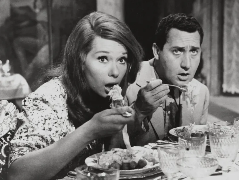 Alberto Sordi e una collega mangiano in scena degli spaghetti
