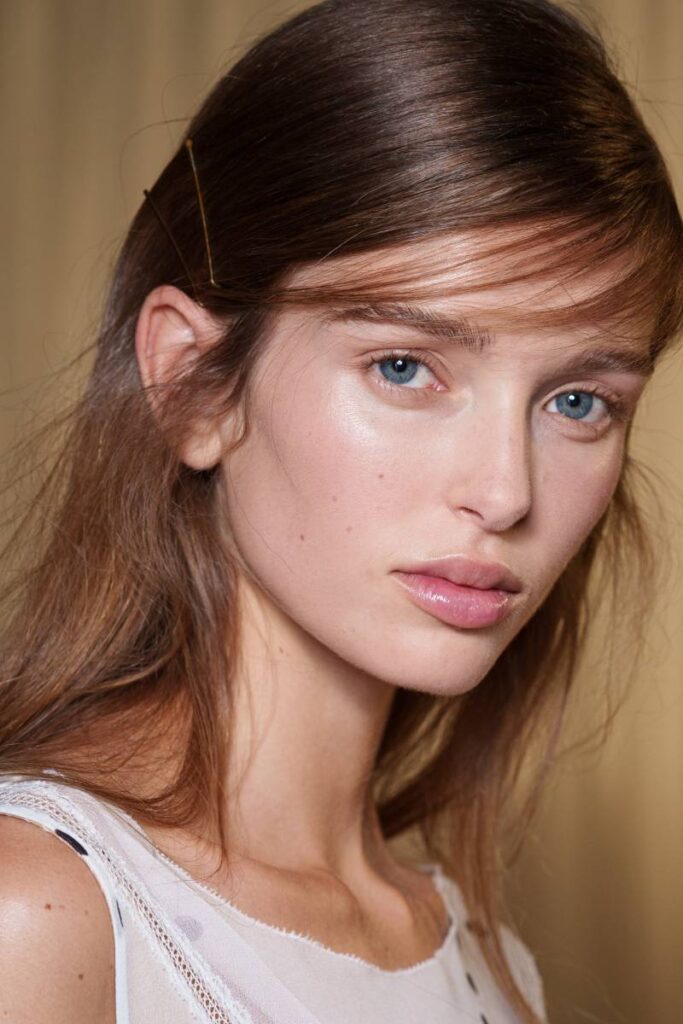 ragazza con make up nei toni nude rosati
