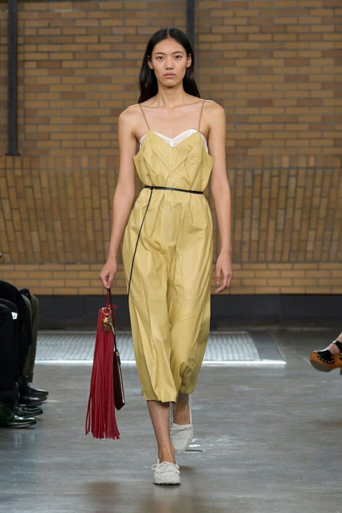 Modella con le scarpe da barca da Calvin Klein