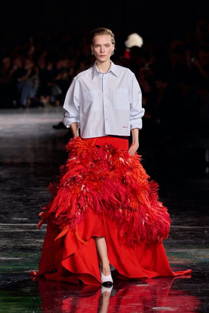 Modella con gonna rossa di Chanel