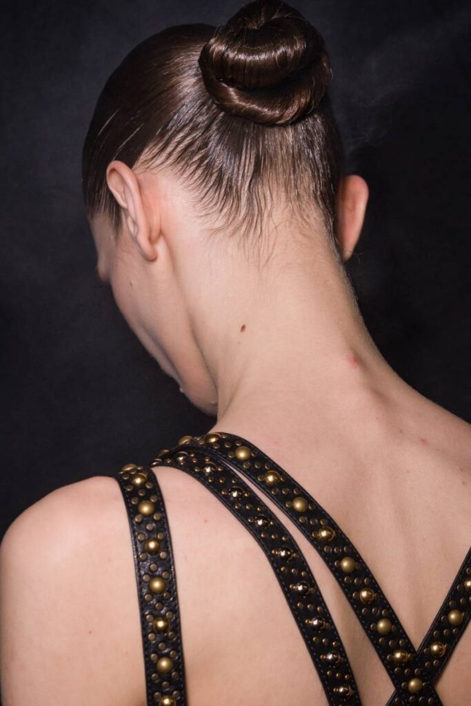 Chignon tirato alto