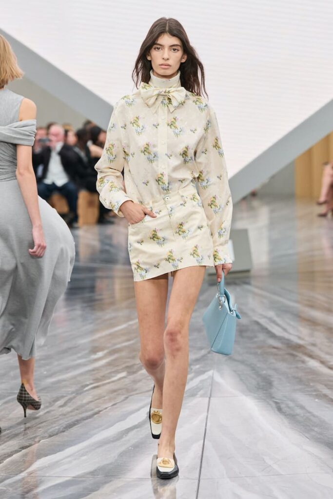 Moidella con abito a fiori alla sfilata di Dior
