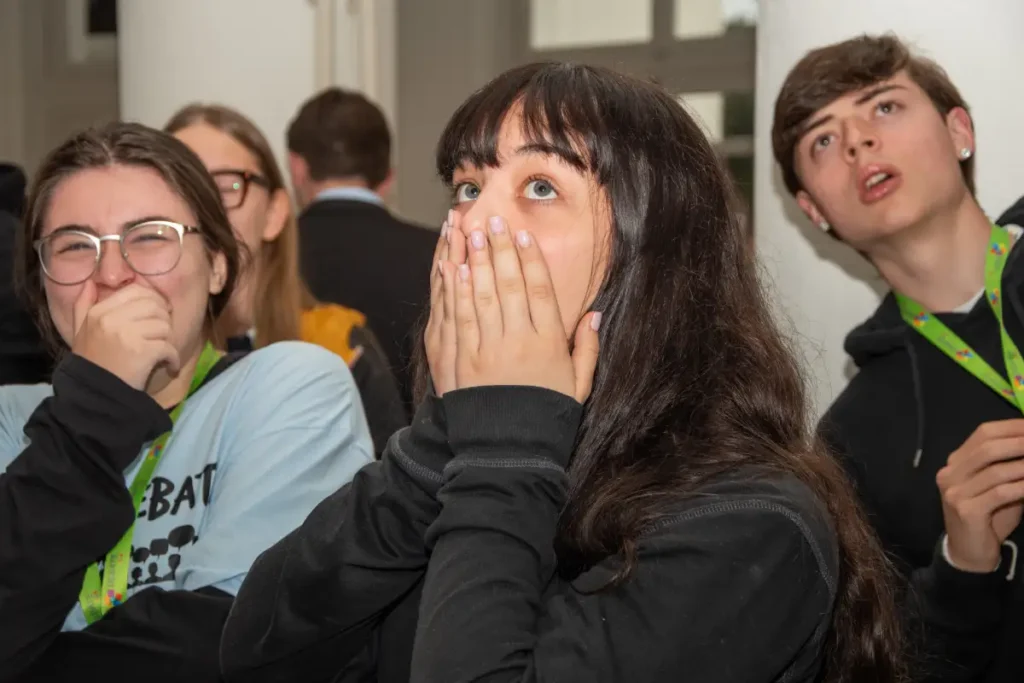 Le reazioni di Alice, Giulia e Riccardo all’annuncio del tema “impromptu”. Foto: IS Giovanni Falcone di Gallarate (Va)