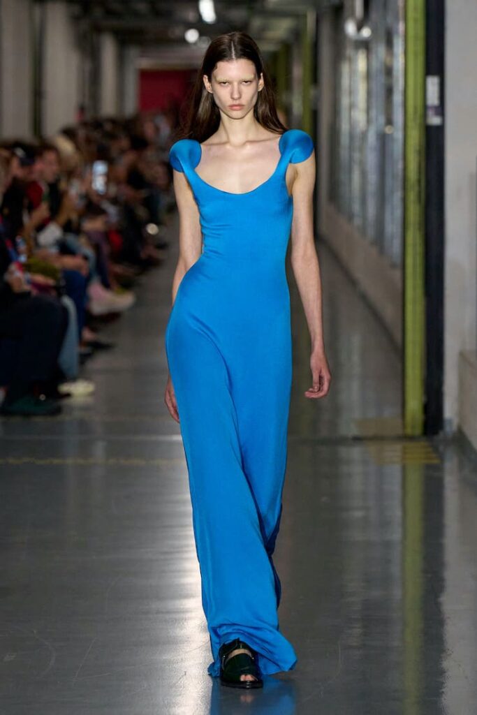 Modella con abito cobalto di Gaultier