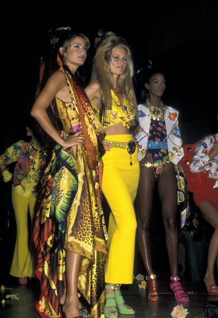 Helena Christiensen e Claudia Schiffer nel backstage di una sfilata Versace