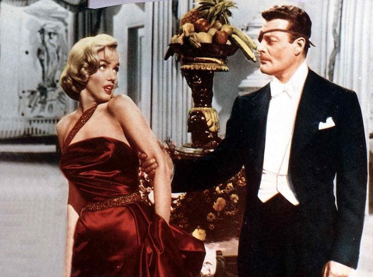 Marilyn Monroe con abito burgundy nel film Come sposare un milionario