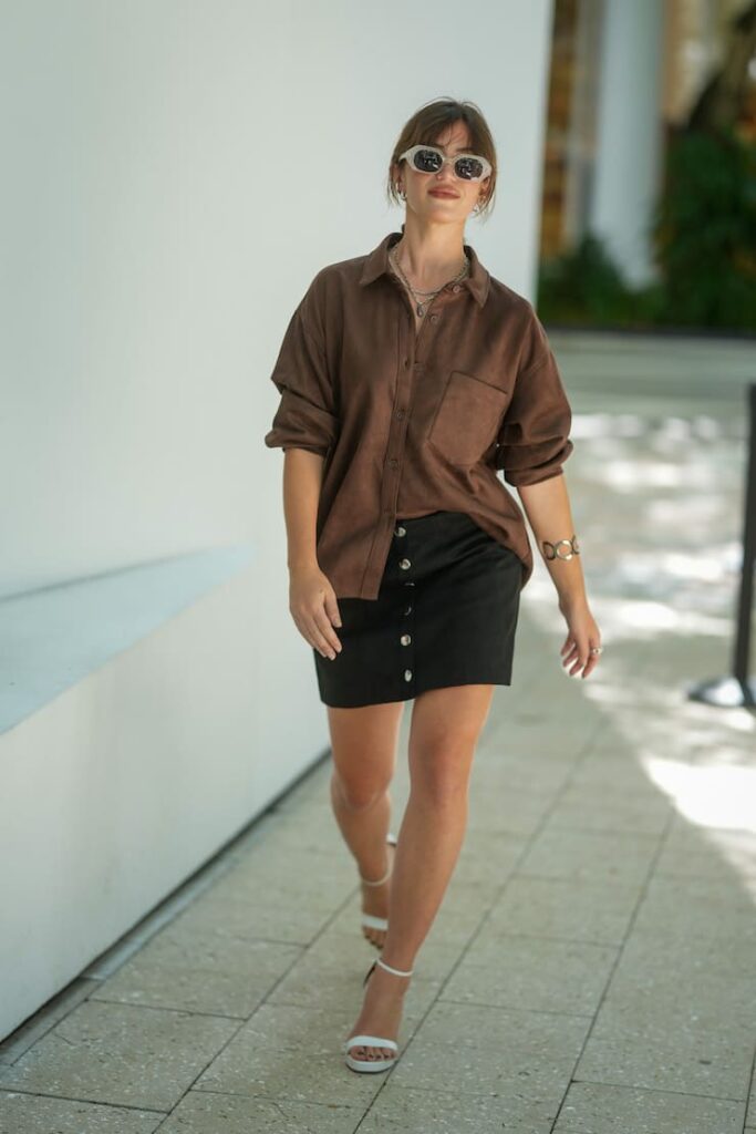 Ragazza con camicia French tuck