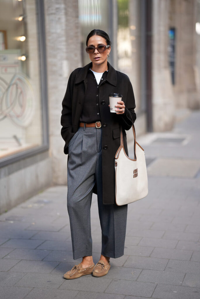Ragazza con pantalone alla caviglia e scarpe da barca