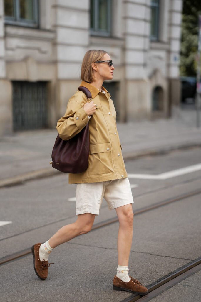 ragazza con bermuda e scarpe da barca