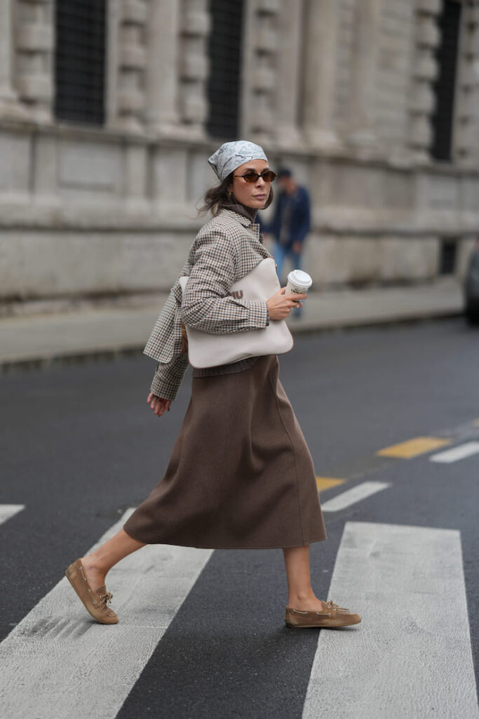 Ragazza con gonna midi e scarpe da barca
