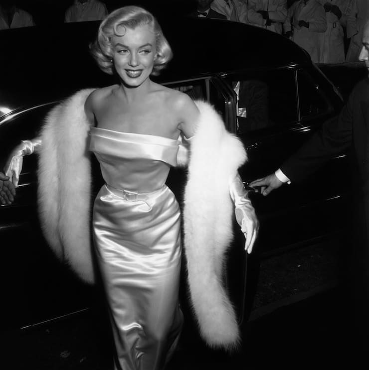 Marilyn Monrie con abito in raso ne 1954