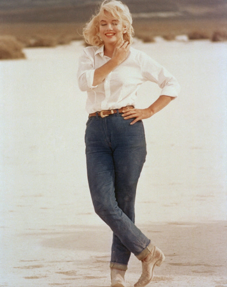 Marilyn Monroe co. jeans e camicia nel film Gli spostati