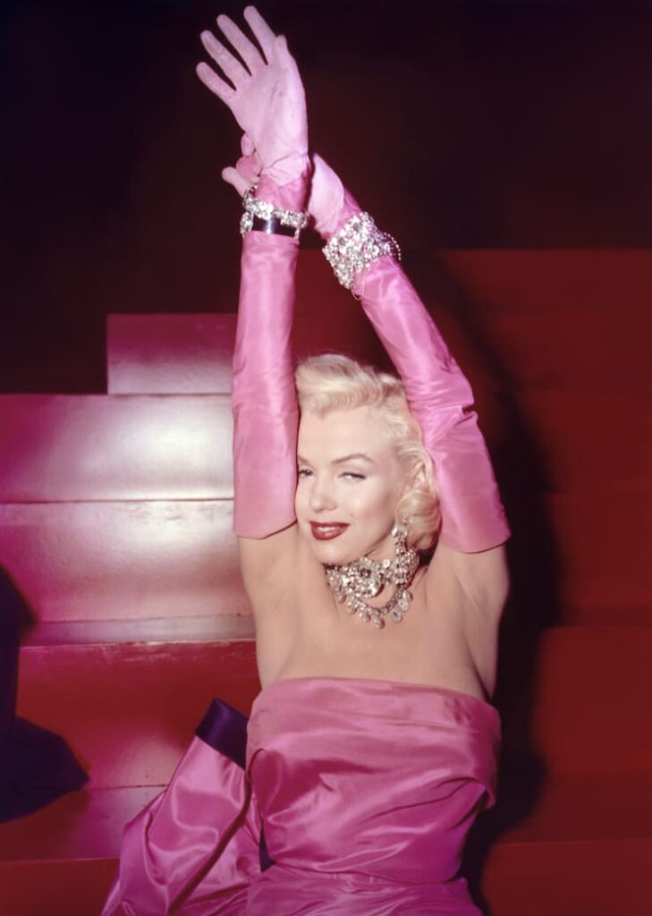 Marilyn Monroe co. abito rosa nel film Gli uomini preferiscono le bionde