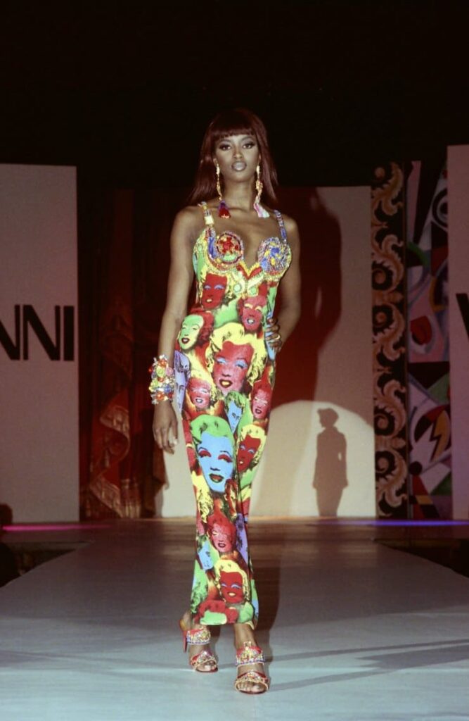 Naomi Campbell con abito Pop Art di Versace
