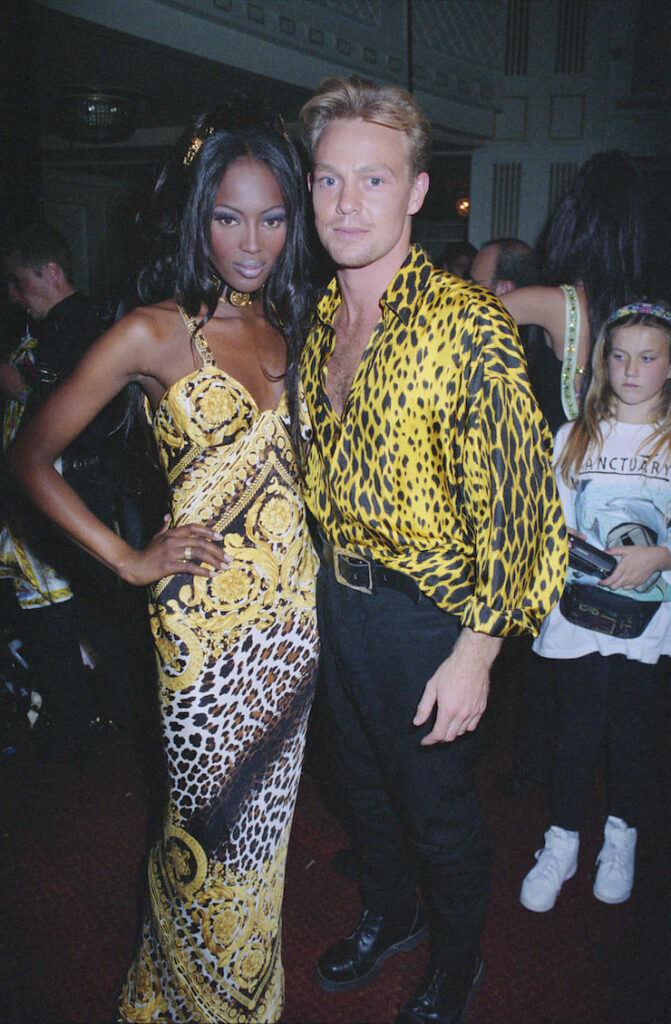 Naomi Campbell con bito Versace stampato