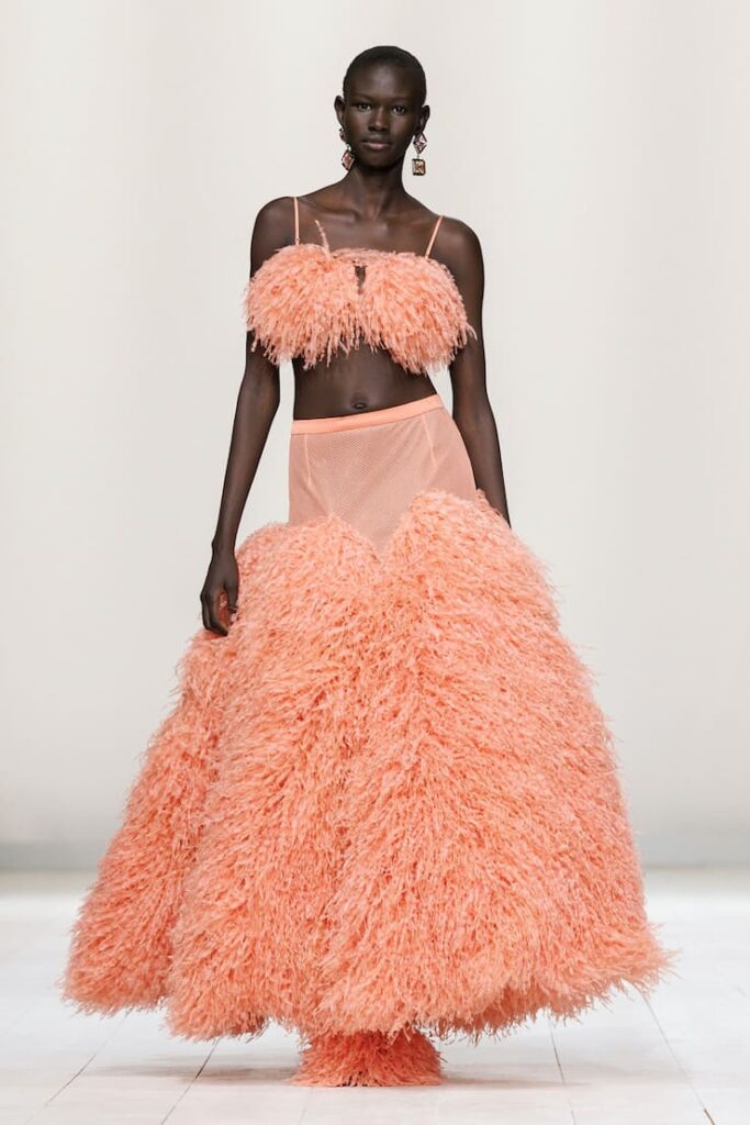 Modella con abito pesca di Givenchy