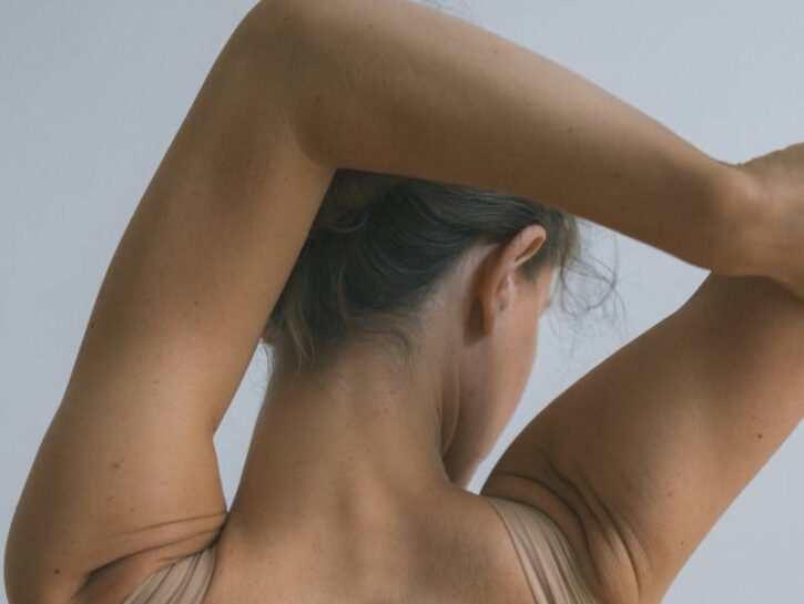 Braccia toniche per l'estate: esercizi, creme e trattamenti efficaci