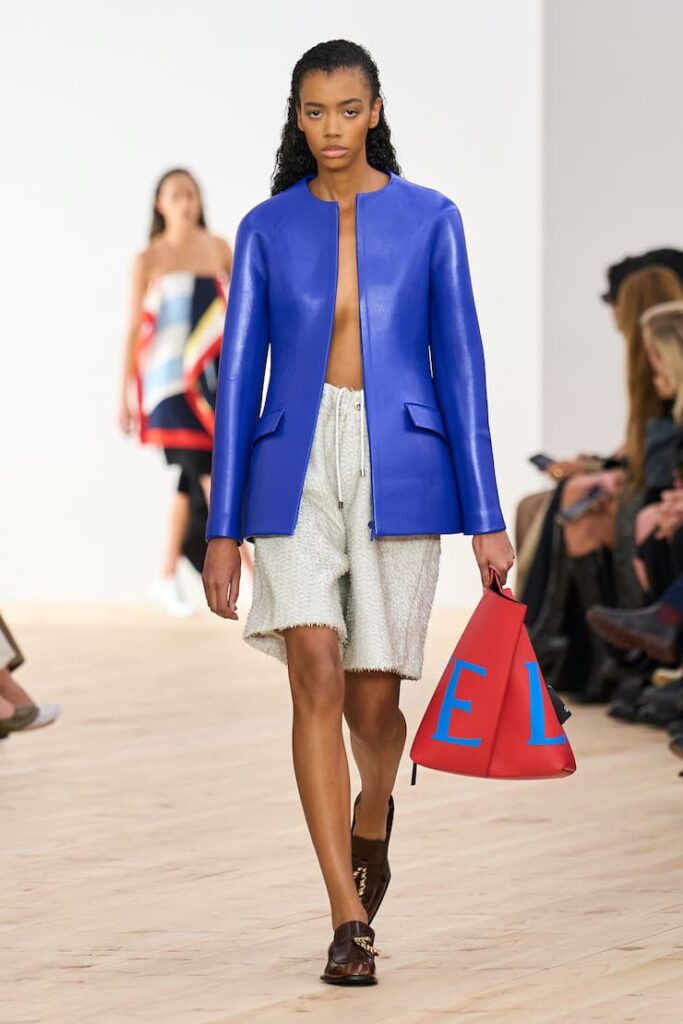 Modella con le scarpe da barca da Loewe
