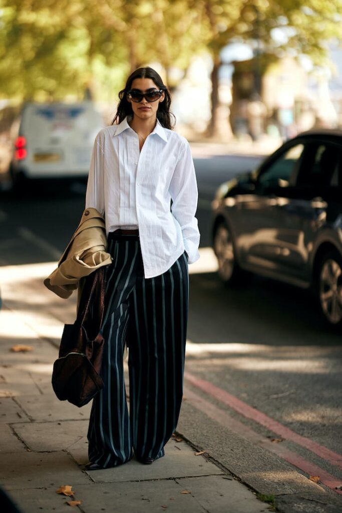 Ragazza con camicia indossata con tecnica French tuck