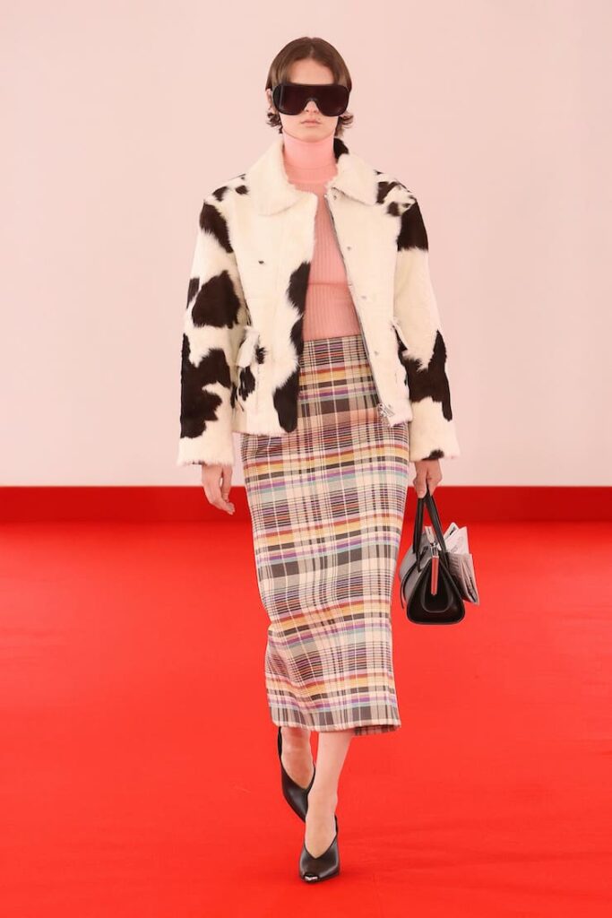 Modella alla sfilata di Brandon Maxwell con gonna a stampa plaid chic