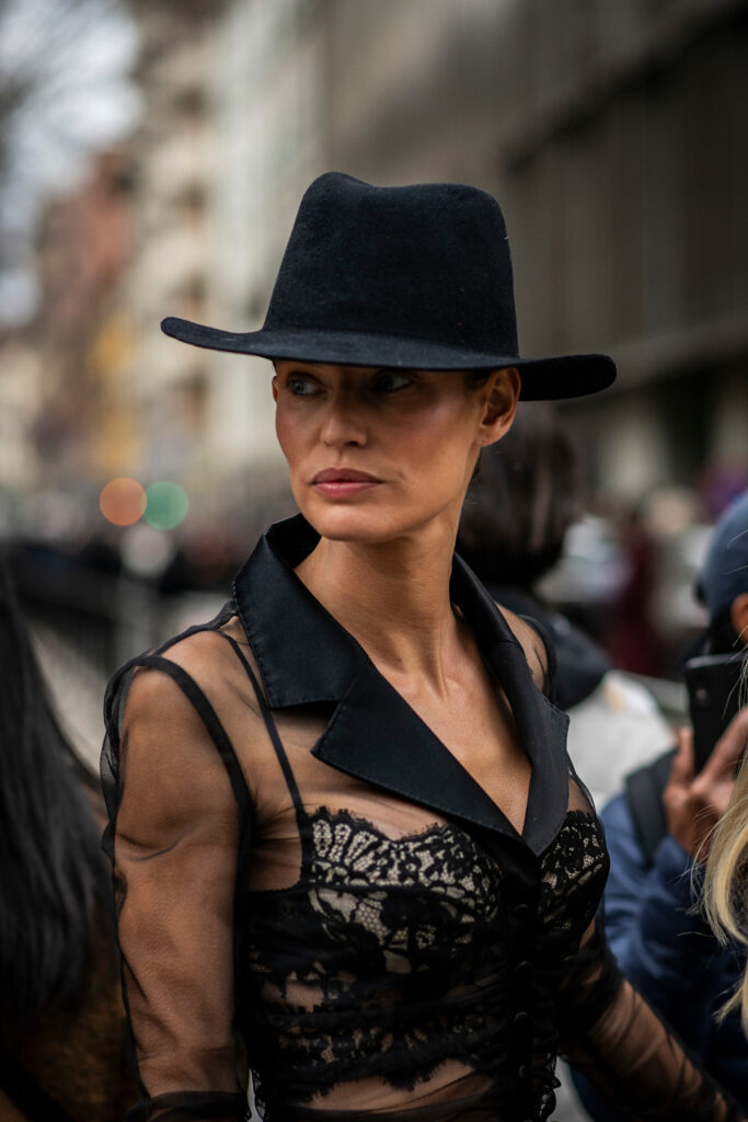 Cosa indossare sotto la camicia trasparente nera tendenza moda lingerie estate 2026