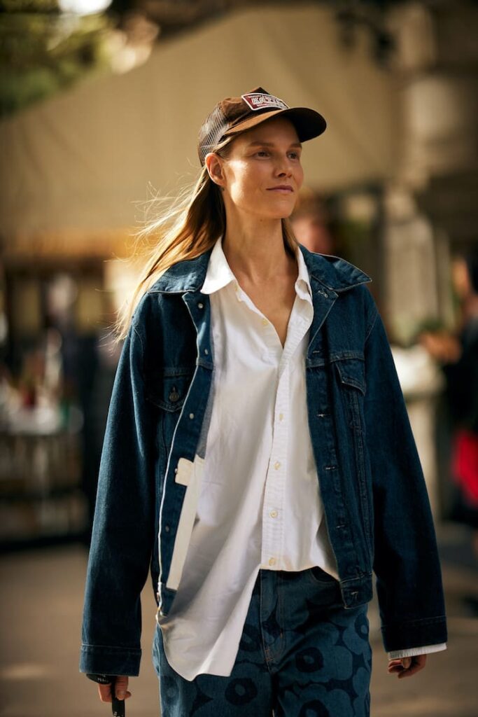 Ragazza con camicia indossata con tecnica French tuck