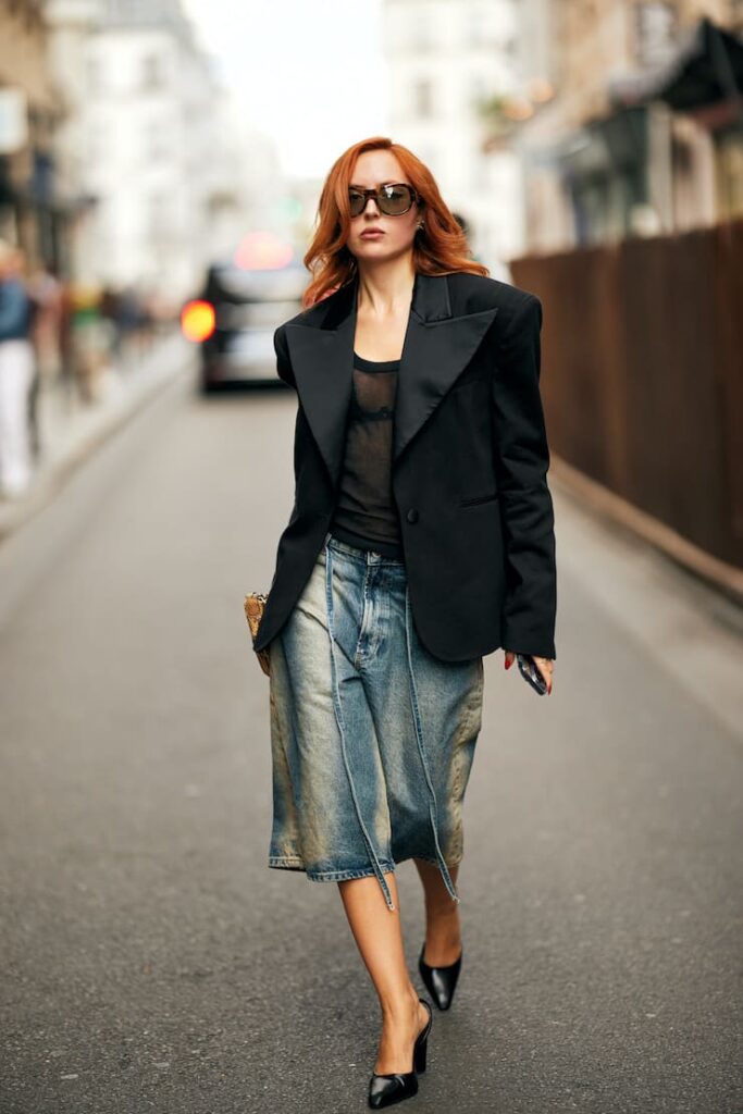 Ragazza in look casual chic e maxi occhiali da sole