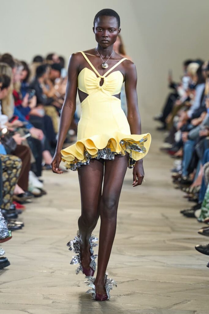 Modella con abito giallo di Rabanne