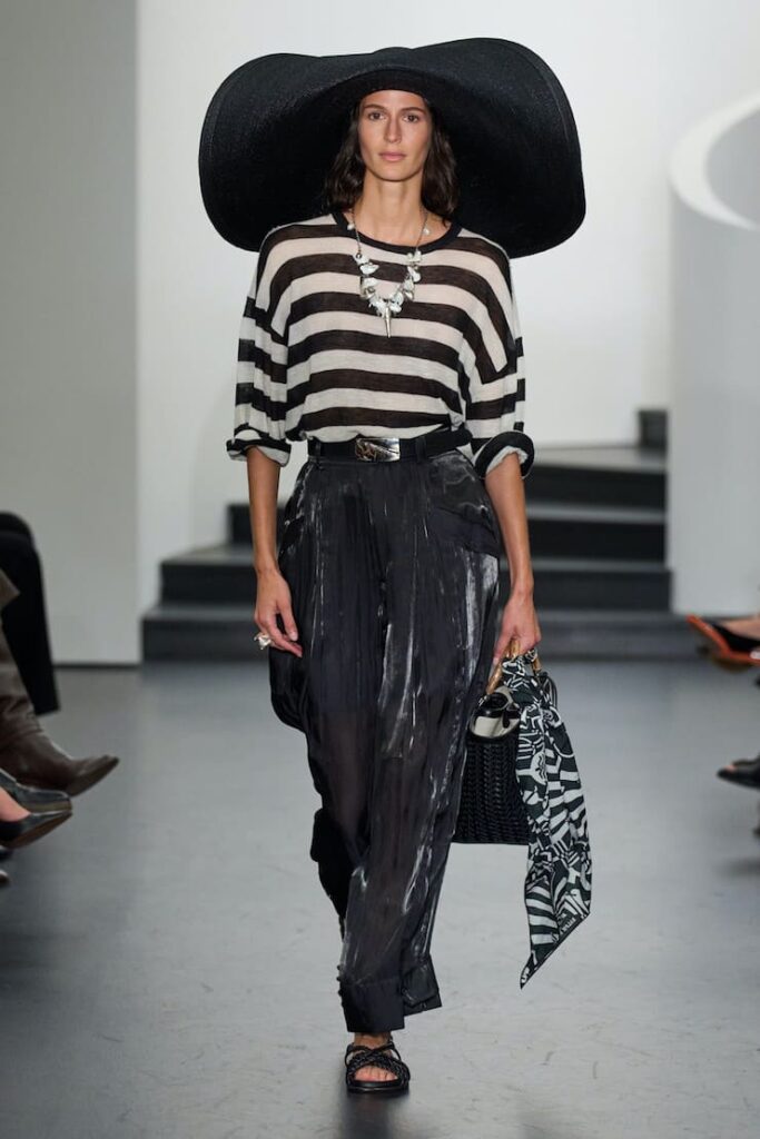 Modella alla sgilata Ralph Lauren con blusa a righe caban.