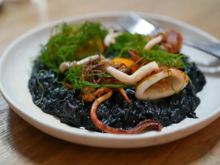 Risotto all’inchiostro di seppia con calamaro alla griglia e funghi Shimeji