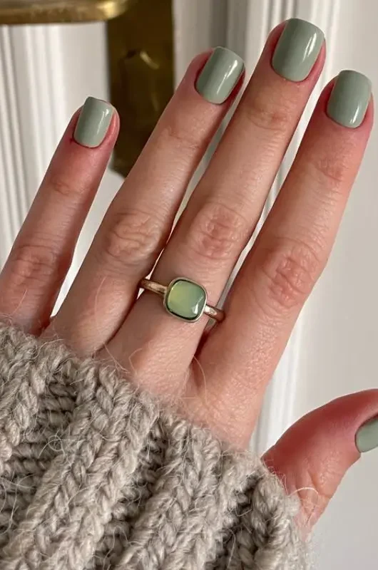 Verde matcha per una manicure elegante e femminile