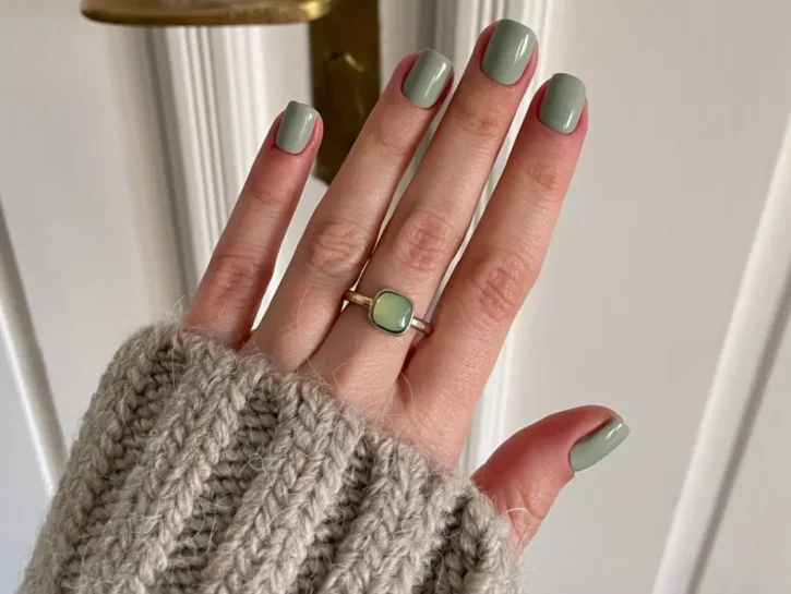 Verde matcha per una manicure elegante e femminile