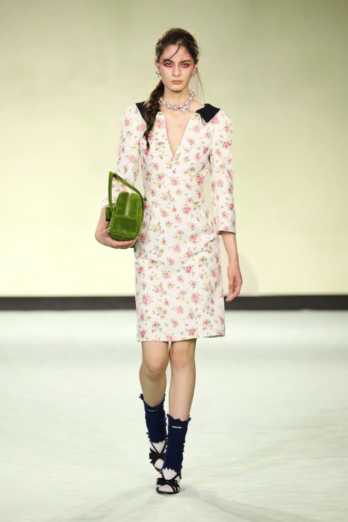 Modella alla sfilata di Shushutong con abito a fiori.