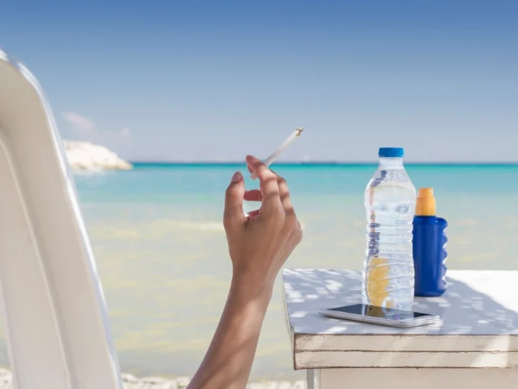 Smoke-free: località italiana vieta le sigarette (anche quelle elettroniche) in spiaggia