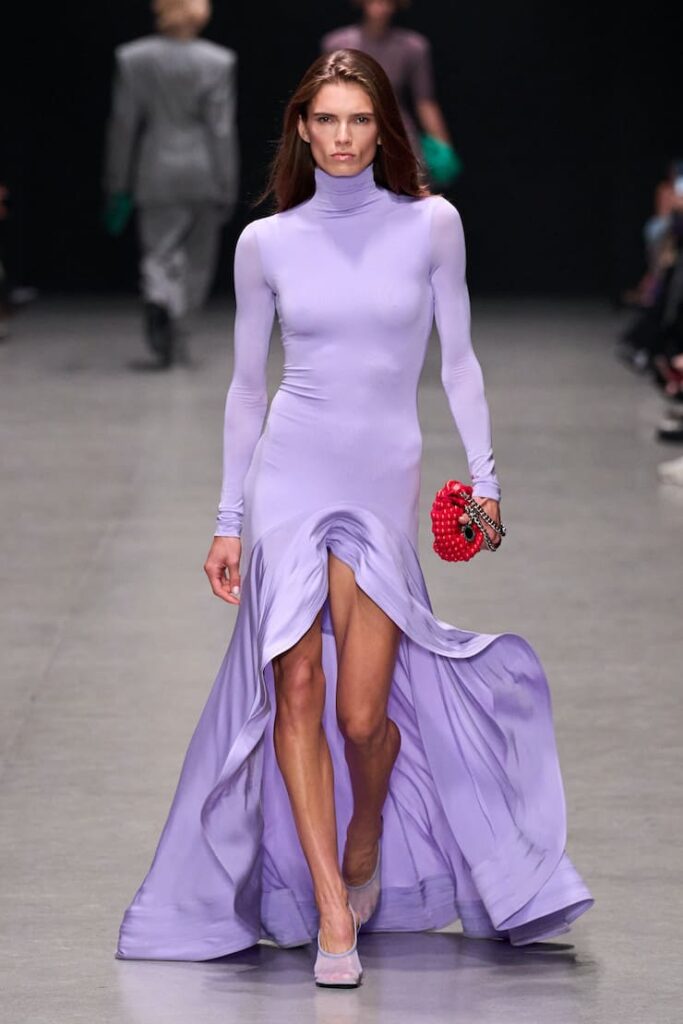 Modella con abito lilla di Stella McCartney