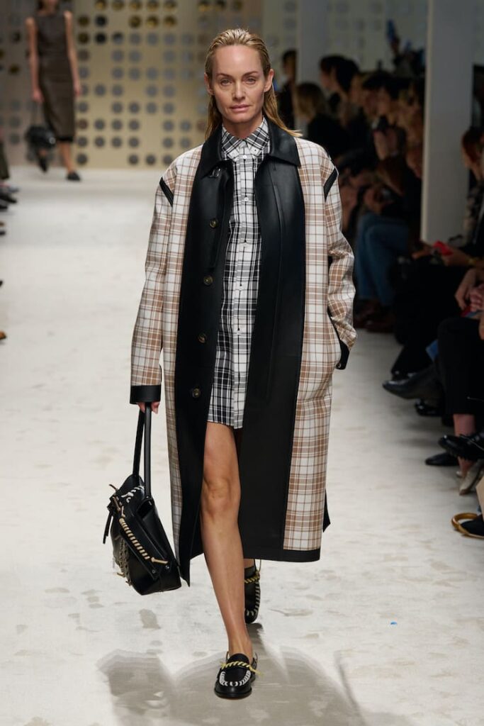 Modella in sfilata Tod's con stamoa plaid chic