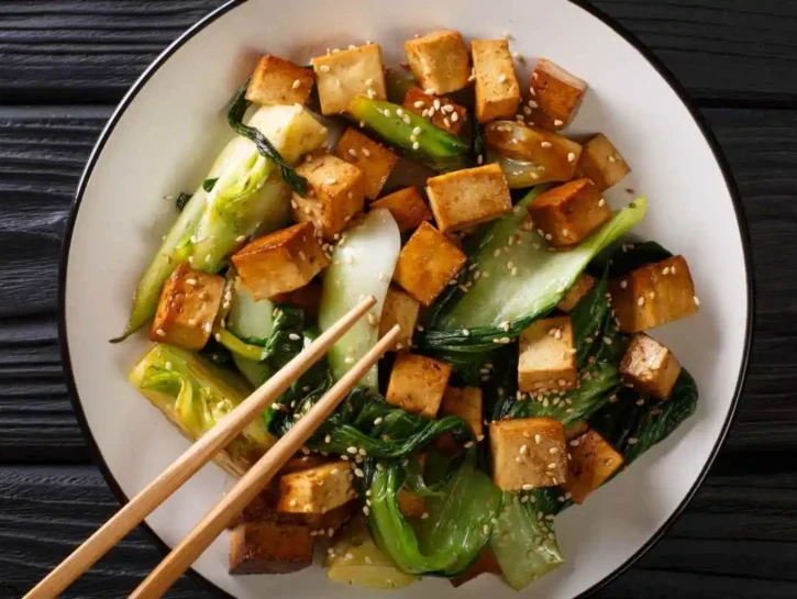 Delizia vegana: tofu fritto con bok choy e sesamo